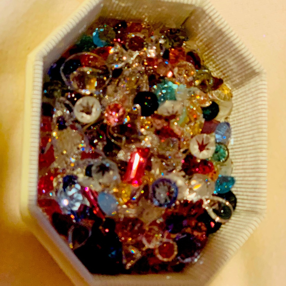 Brand new authentic Swarovski bunch of crystals. Great to add to any jewelry 😍